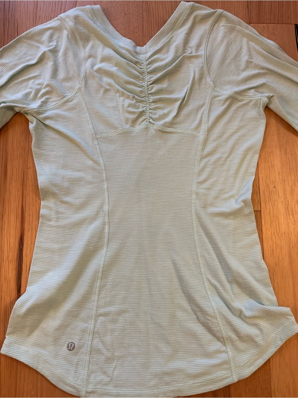 Lululemon Athletics Long-Sleeve V-Neck Top in Pale Sage, Size 4 - Picture 5 of 7